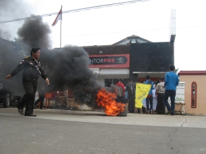 Mahasiswa berdemo di depan kantor Bank Mandiri Cabang Panimbangan, Senin (9/2/2015).