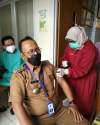 Camat Pakuhaji Disuntik Vaksin, Ga Usah Takut Ini Halal dan Baik