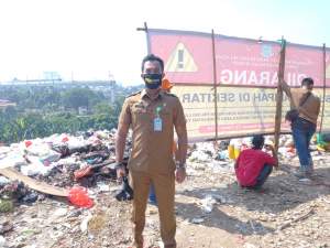 Penyegelan dipimpin langsung oleh Kepala Seksi Pengelolaan Sampah DLH Kota Tangsel Rastra Yudhatama.
