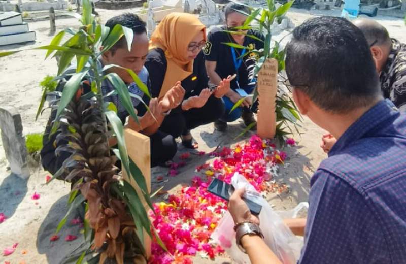PT Aqua Farm Nusantara Ziarah ke Pemakaman Karyawan Meninggal Akibat Kecelakaan Kerja