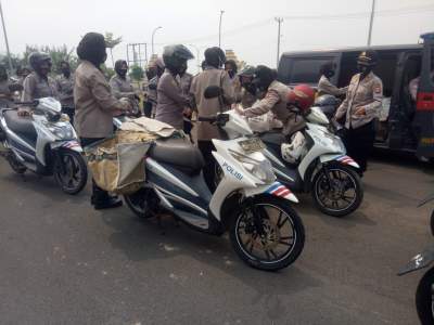 Hut Polwan Ke-73, Satuan Polwan Polres dan Pengurus Bhayangkari Serang Bagikan Sembako