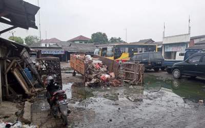Jorok, Tumpukan Sampah di Pasar Kresek Dikeluhkan