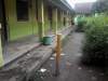 Tampak patok batas proyek jalan tol serang panimbang tertanam di halaman SDN Cilayangguha.(ft by Faiz)