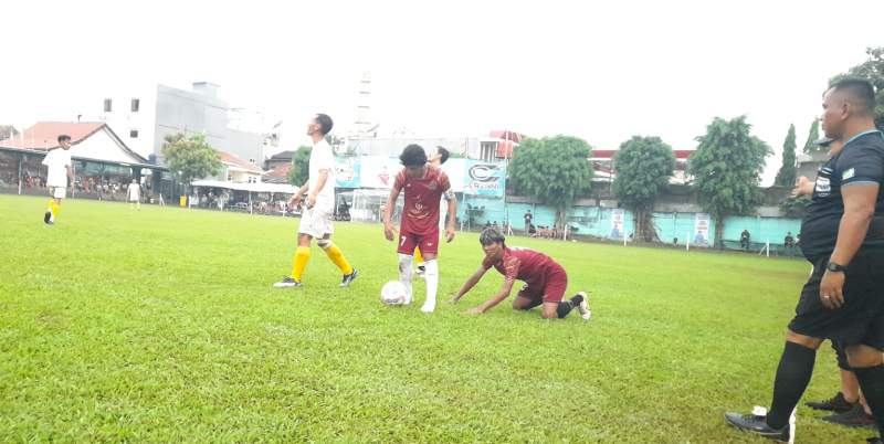 Pemain Black Wolf United terjatuh setelah dilanggar pemain Putra 04 Serua. Dalam pertandingan itu, Black Wolf kalah 0 - 2 oleh Putra 04 melalui dua gol Adi Gozil.