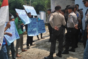 Belasan Massa Demo Distamben Pandeglang