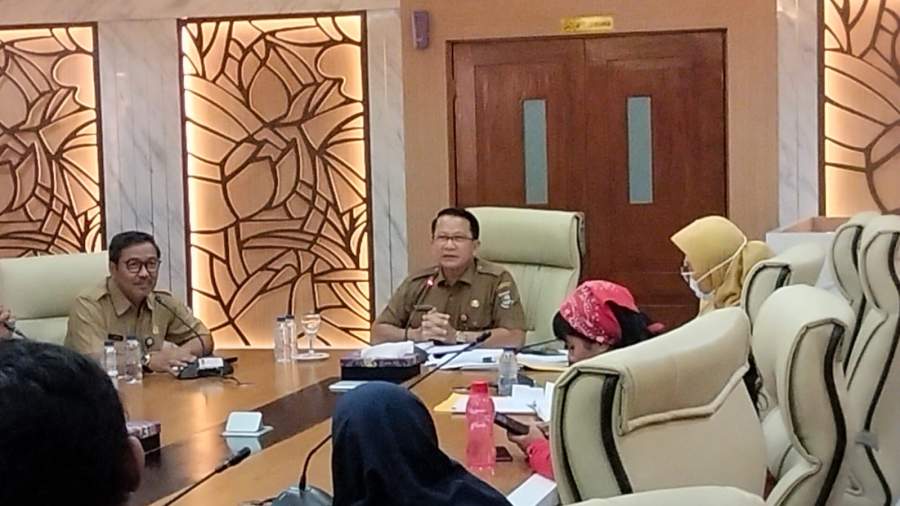 Kepala BKPSDM Kabupaten Tangerang Hendar Herawan saat menggelar jumpa pers di lantai 4 kantor Bupati Tangerang
