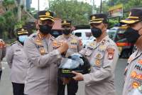 Perkuat Tim Patroli, Kapolres Metro Tangerang  bagikam Helm
