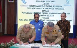 Walikota Benyamin Davnie dan Bupati Tangerang Ahmed Zaki Iskandar tandatangani kerjasama siatem penyediaan air bersih di Aula Kejati Banten.