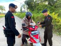 Satbrimob Polda Banten Bagikan Takjil Kepada Pengendara