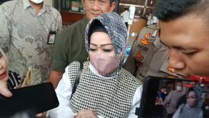 Kepala Dinas Kesehatan Provinsi Lampung, Reihana saat memenuji jadwal pemeriksaan oleh KPK di Jakarta.