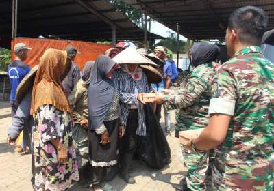 Jum'at Berkah, Kodim 0510/Tigaraksa Berbagai Makanan Gratis