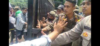 Suasana Demo di DPRD Tangsel