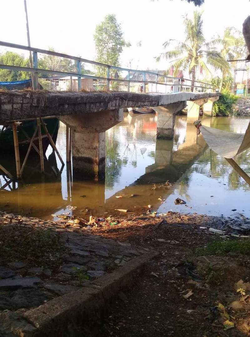 Kondisi Jembatan Kampung Bintarok di Kronjo, Kabupaten Tangerang.