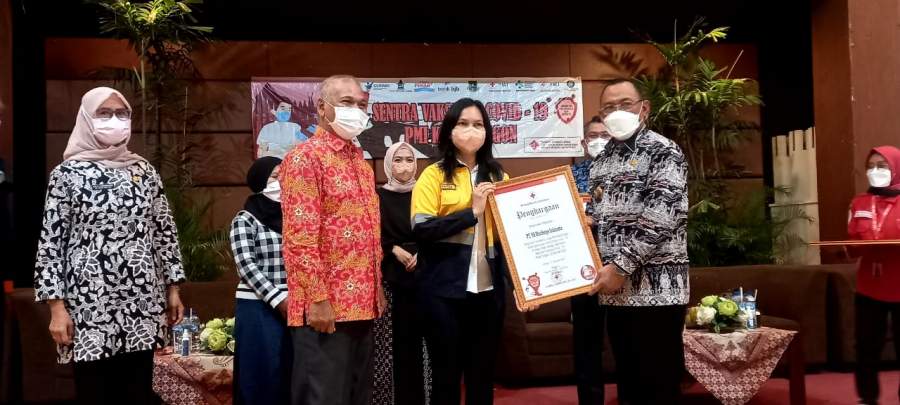 Walikota Cilegon Helldy Agustian memberi cindera mata kepada VP Human Resources & External Affairs PT. NS Bluescope Indonesia Pitauli Siahaan yang mensuport penanganan pandemi Covid-19 di Kota Cilegon.