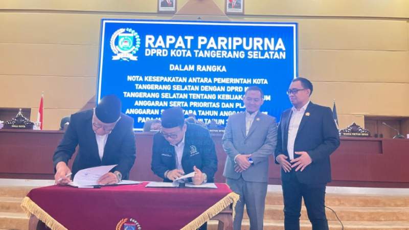 Wali Kota Benyamin Davnie dan Pimpinan DPRD Tangsel tandatangani KUA - PPAS Tangsel 2027.