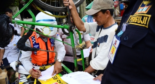 Ratusan Becak Ganti Plat Nomor