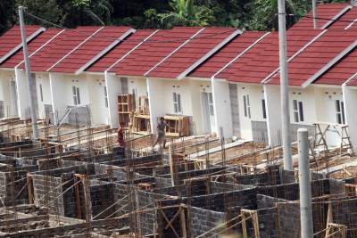 Pekerja beraktivitas di area proyek pembangunan perumahan bersubsidi.