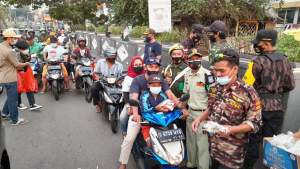  Ketua PPM Kota Tangsel Deri Hartono bersama pengurus organisasi TNI Polri lainnya saat bagi-bagi takjil di bundaran Maruga, Ciputat.