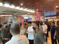 Presiden Jokowi saat menjenguk Doni Monardo di RS Siloam, Semanggi, Jakarta, Selasa (7/11/2023).