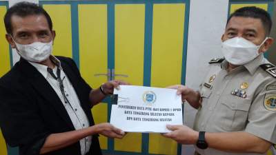 Anggota Komisi l DPRD Tangsel, Aminudin serahkan berkas data PTSL ke perwakilan BPN Tangsel, Sugiyadi.