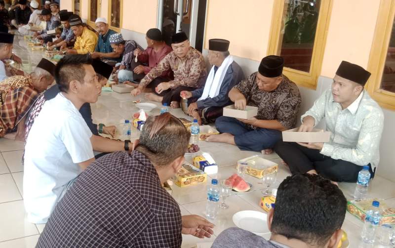 Wakil Bupati Serdang Bedagai, Adlin Tambunan makan nasi bungkus dengan warga Desa Silau Rakyat usai shalat jumat.