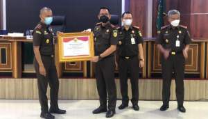 Kepala Kejari Tangsel, Aliansyah saat terima penghargaan penilaian prestasi dari Kejati Banten.