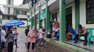 Diguyur Hujan, TPS Kampung Halaman Incumbent Bupati Serang Dipindahkan ke Madrasah
