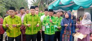 Bupati Serdang Bedagai, Darma Wijaya meresmikan pembangunan jalan hotmix di Desa Paya Lombang.