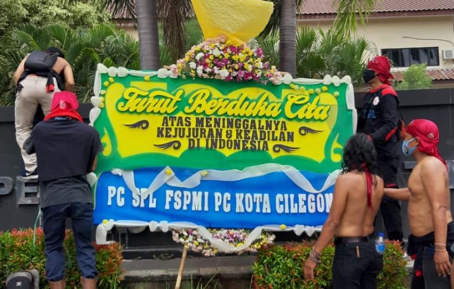 Matinya Hati Nurani Wakil Rakyat, Buruh Cilegon Hadiahi Gedung DPRD Karangan Bunga Duka Cita