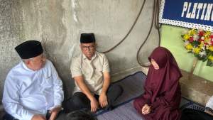 Benyamin Davnie Dampingi Andra Soni Temui Keluarga Jurnalis Arupadhatu I di Tangsel