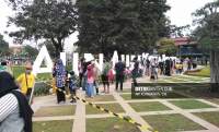 Pengunjung menikmati waktu sore hari di Alun-alun Kota Bogor. (DB/Aip) 