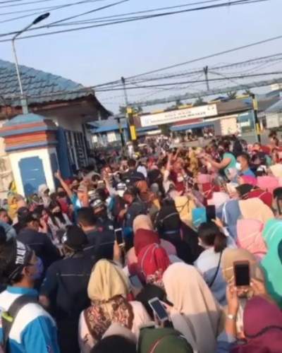 Ribuan Buruh Turun Ke Jalan Tolak RUU Omnibus Law