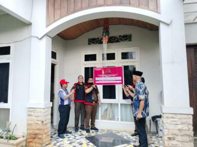 Tim Penyidik Kejaksaan Tinggi Banten Melakukan Penyitaan Bidang Tanah dan Bangunan Milik Tersangka RS