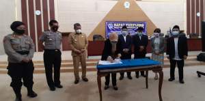 Walikota Airin dan Pimpinan DPRD Tangsel tandatangani persetujuan Raperda Fasilitasi Pencegahan Penyalahgunaan, Peredaran Gelap dan Prekursor Narkotika menjadi Perda.