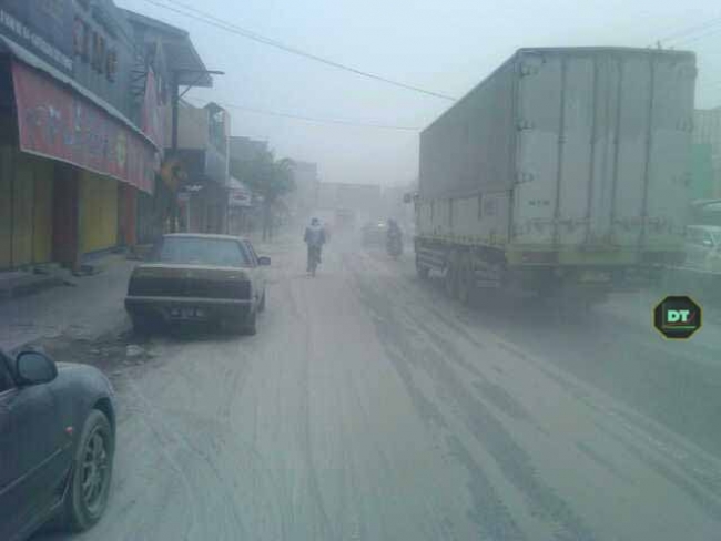 Keadaan Dari Dampak Gunung Kelud Meletus, Aktifitas Perekonomian Lumpuh