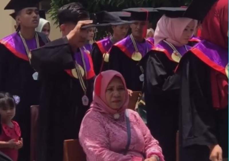 VIDIO: Salut! Wisudawan Ini Lindungi Ibunya dari Sinar Matahari dengan Topi Toga