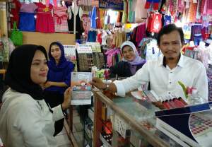 Anggota KPU Kota Tangerang melakukan sosialisasi ke pedagang.