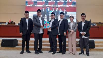 Walikota Benyamin Davnie dan petinggi DPRD Tangsel saat pengesahan Raperda APBD Tangsel 2023.