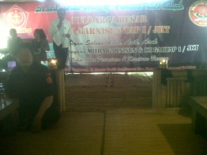 Kepala Kesbangpolinmas Kota Tangsel saat menyanyi