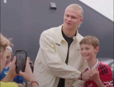 Erling Haaland Diminta Foto oleh Fans MU, Tutupi Lambang Sampai Suruh Ganti Jersey