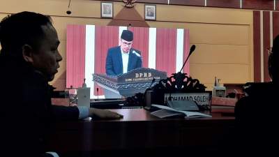 Wakil Walikota Tangsel Pilar Saga Ichsan menyampaikan jawaban fraksi-fraksi di DPRD Tangsel soal Raperda LKPj APBD 2021. Penyampaian terhadap jawaban fraksi dilakukan secara bergantian antara Benyamin Davnie dan Pilar Saga Ichsan.