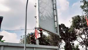 Petugas Pol PP Tangsel saat menyegel ulang reklame tak berizin di depan KFC Bintaro 9, Pondok Pucung, Kecamatan Pondok Aren.