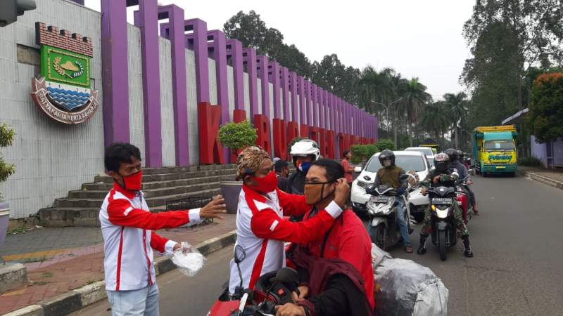 Bantu Penanganan Covid-19, BIAK Bagi Masker Ke Para Pengendara