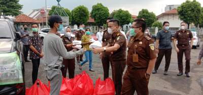Peduli Sesama, Kejari Tangsel Gelar Bakti Sosial dan Berbagi Takjil