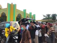 Usai Solat Jumat, Partai Golkar Kota Serang Bagikan Makanan Siap Saji