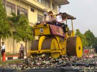 Kapolda Banten Bersama Ulama, Musnahkan Ribuan Botol Miras