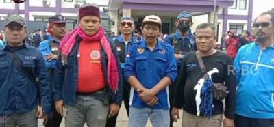 Ribuan Buruh Unras Di Kantor Disnakertrans Kawal Rapat Pleno