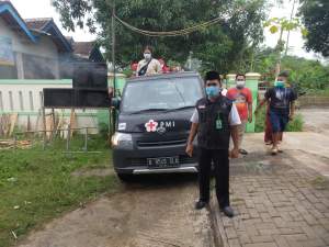 PMI Kabupaten Tangerang Semprotkan Disinsfektan ke Rumah Warga Bunar