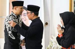 Ketua Umum Partai Demokrat AHY saat takziah ke Gubernur Jawa Barat, nampak Ridwan Kamil dan istri menyambut kedatangan AHY di rumah dinas Ridwan Kamil.