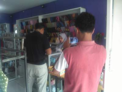 Ponsel Pemilik Toko Jilbab di Kresek Raib Digasak Maling